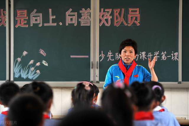 作者不动声色地注视着镜头前的人类生活，就象在研究一块古生物化石或原始生物标本。